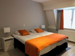1 slaapkamer, een strijkplank/strijkijzer, gratis wifi, beddengoed