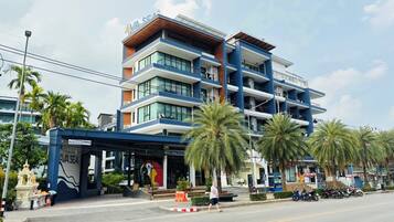 Apartment, 3 Bedrooms, Accessible, Smoking | Exterior