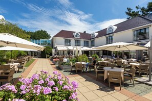 Outdoor dining - Perfect Getaway with On-site Pool, Dining, Free Parking, and a Tranquil Setting (Zeist)