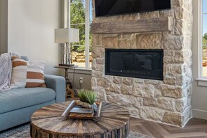 Smart-TV, Kamin, Stereoanlage