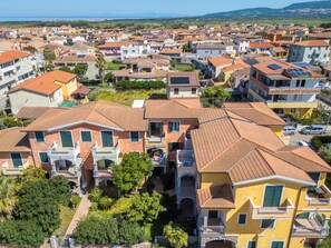 A residential area with multiple two-story houses, some with balconies, and a clear view of the surrounding landscape. - Affittimoderni Valledoria - La Duna Bianca (Valledoria)