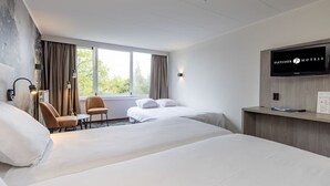 A hotel room with two beds, a TV, a desk, and a chair. - Modern Room Perfect for Family Nature Trips Near Speelbos Nijverdal (Hellendoorn)