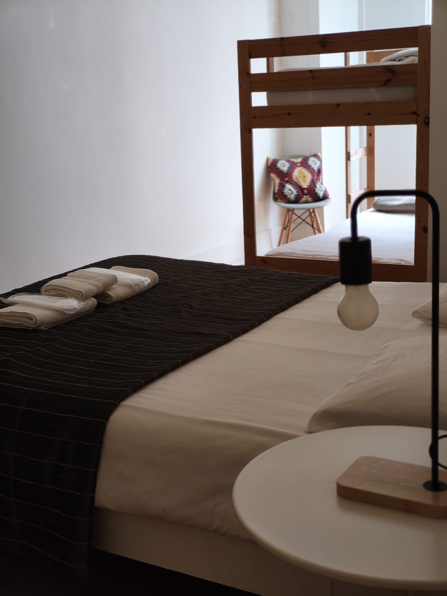2 chambres, fer et planche à repasser, Wi-Fi gratuit, draps fournis