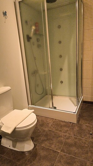 Shower, hair dryer, towels, soap - Happy@chiadoSuites10 (Lisboa)