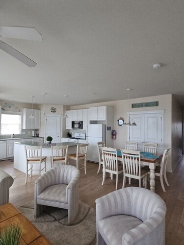 Top Floor Condo • Rooftop Fireworks • 1.5 Blocks to Beach • Elevator • Sleeps 10