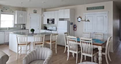 Top Floor Condo • Rooftop Fireworks • 1.5 Blocks to Beach • Elevator • Sleeps 10