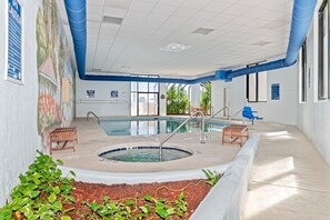 Una piscina cubierta, una piscina al aire libre