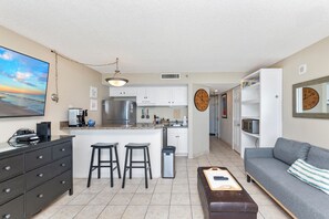 Living area - Spacious & Serene 1 Bedroom King, Walk-in Shower, Big Balcony & Peaceful Beaches (Myrtle Beach)