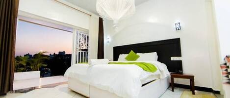Chambre Double ou avec lits jumeaux, balcon, vue ville | Coffres-forts dans les chambres, bureau