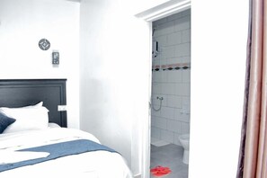 Tweepersoonskamer, balkon, uitzicht op binnenplaats | Badkamer