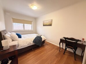 Room - Feel at Home in St Kilda Prime Location Convenient Stay with free Parking & WiFi (St Kilda)