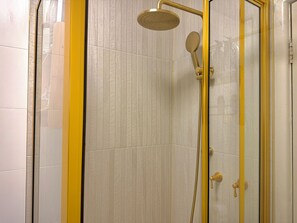Hair dryer, towels, soap, shampoo - Audrey Residence Beachside near F1 | secure free Parking, Walk to Cafes & Trams (St Kilda)