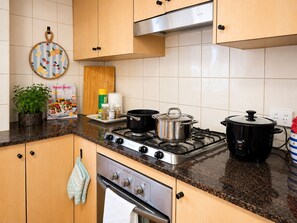 Kaffetrakter/tekoker, kjøleskap, mikrobølgeovn og ovn