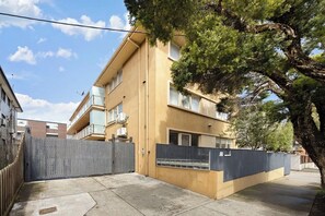 Exterior - Audrey Residence Beachside near F1 | secure free Parking, Walk to Cafes & Trams (St Kilda)