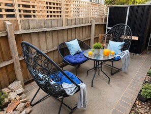 Outdoor dining - Audrey Beachside 2BR apartment, F1, Private Yard, free secure Parking (St Kilda)