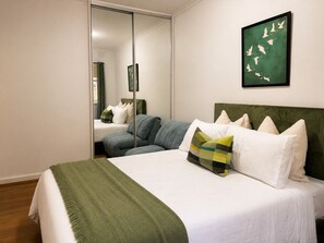 2 bedrooms, desk, iron/ironing board, free WiFi - Audrey Beachside 2BR apartment, F1, Private Yard, free secure Parking (St Kilda)