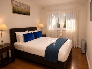 2 bedrooms, desk, iron/ironing board, free WiFi - Audrey Beachside 2BR apartment, F1, Private Yard, free secure Parking (St Kilda)