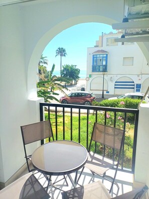 Outdoor dining - Beautiful beachfront 2 bedroom apartment with garage, swimming pool, fast wifi, garden, 30m to beach (Málaga)