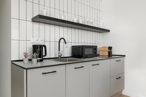 Réfrigérateur, micro-ondes, plaque de cuisson, lave-vaisselle