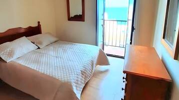 3 slaapkamers, een strijkplank/strijkijzer, wifi, beddengoed
