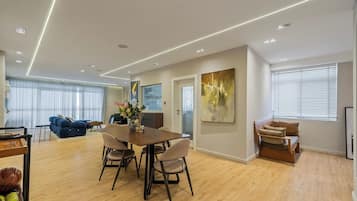 Familie appartement, balkon, uitzicht op de stad | Interieur