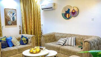 Departamento familiar, balcón, vista a la ciudad | Área de sala de estar