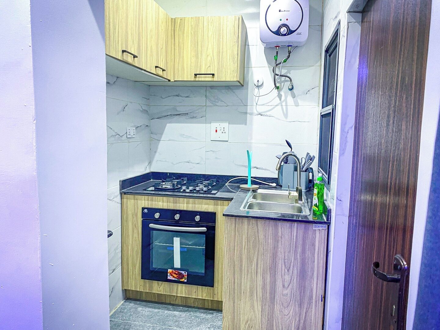Departamento familiar, balcón, vista a la ciudad | Cocina privada | Refrigerador, microondas, horno y parrilla de estufa 