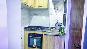 Departamento familiar, balcón, vista a la ciudad | Cocina privada | Refrigerador, microondas, horno y parrilla de estufa