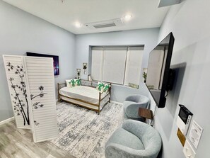 Tabla de planchar con plancha, wifi gratis y ropa de cama 