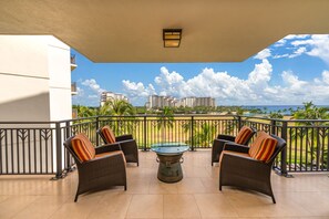 Huvila, useita sänkyjä, lanai, valtamerinäköala (Hale Alani) | Terassi/patio