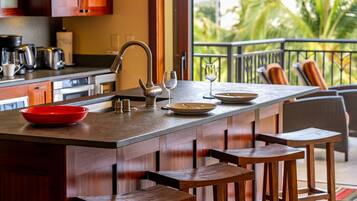 Villa, Multiple Beds, Lanai, Ocean View (Hale Alani) | Private kitchen
