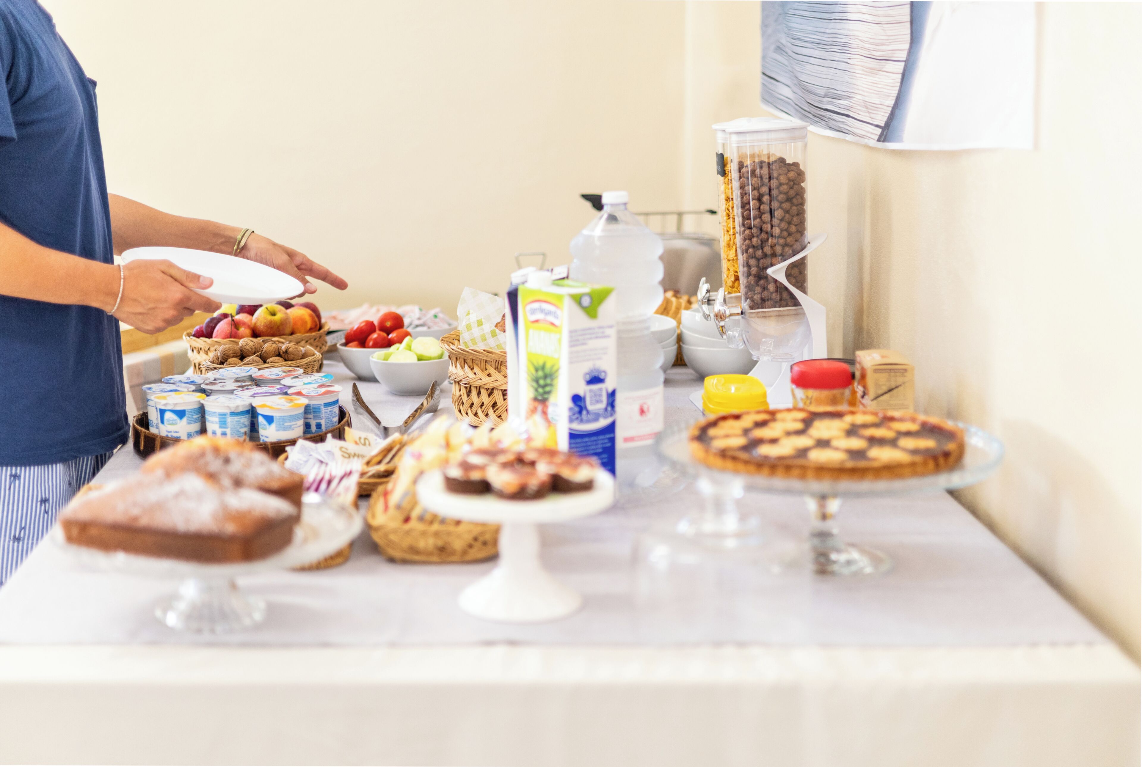 Una mesa de buffet con diferentes platillos y bebidas.