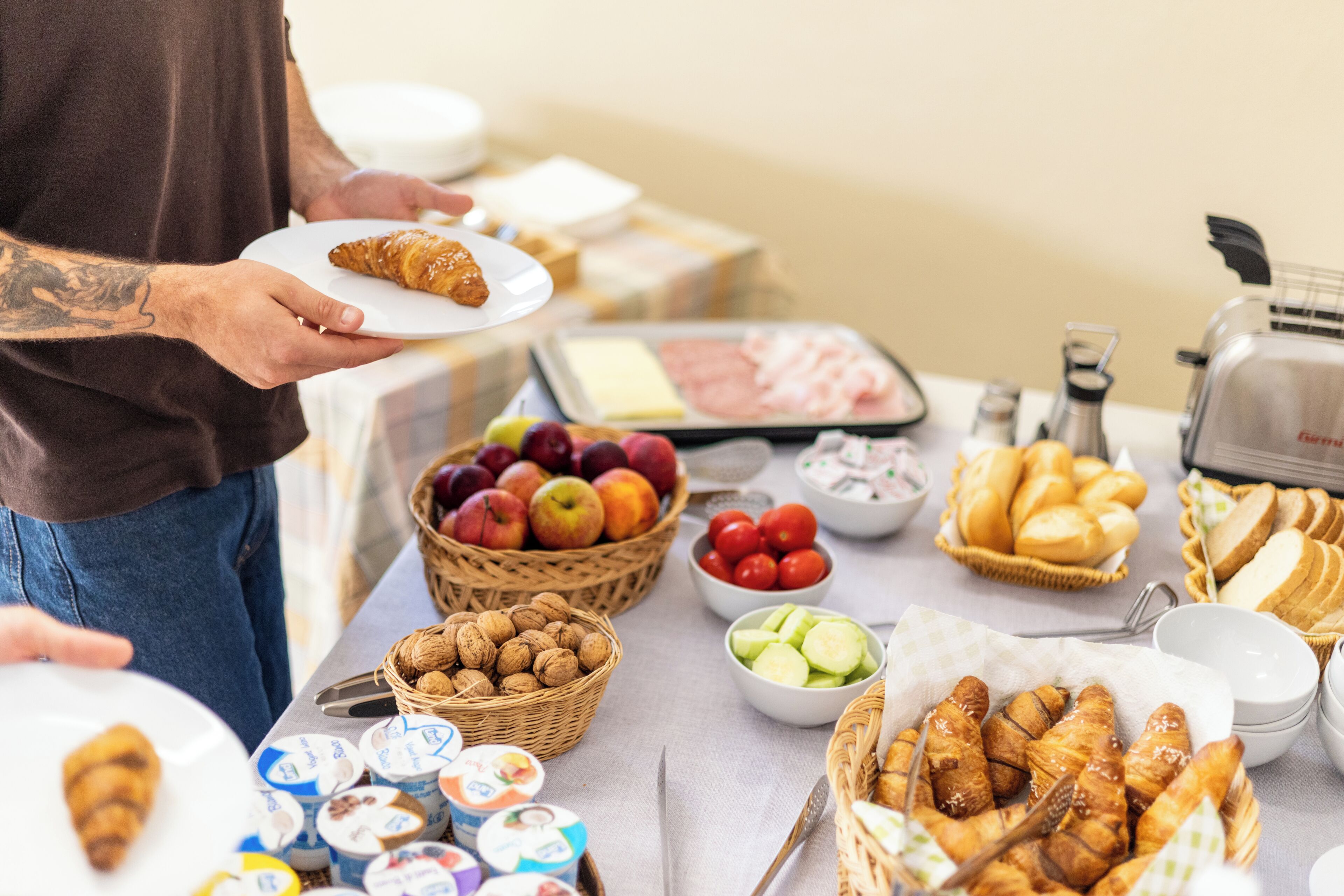 Een buffet met diverse gerechten, waaronder fruit, gebak en zuivelproducten.