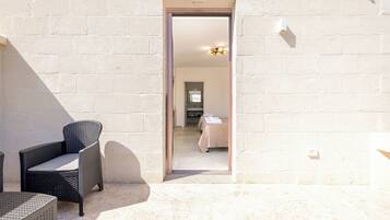 Habitación triple, baño privado, vistas al jardín | Terraza o patio