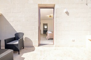 Tremannsrom, privat bad, hageutsikt | Terrasse/patio