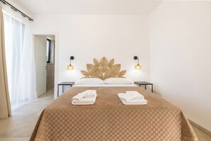 Tweepersoonskamer, privébadkamer, uitzicht op tuin | Een minibar, een kluis op de kamer, een bureau, een laptopwerkplek