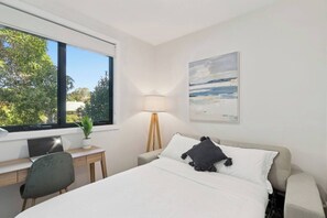 3 bedrooms, desk, iron/ironing board, WiFi - Coastal Calm Escape Close to Thirroul and Beaches (Thirroul)