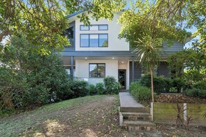Exterior - Coastal Calm Escape Close to Thirroul and Beaches (Thirroul)