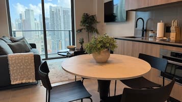 Apartamento superior, sacada, vista para a cidade | Parte interna