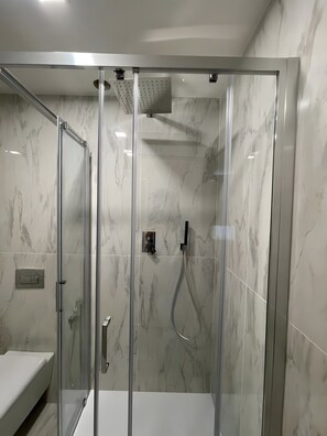 Shower, hair dryer, towels - “Bellavista Apartment” - La Selva Lake View Apartment in Ghiffa (Susello)