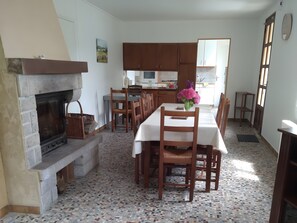 Dining - Gîte Chez Madeleine: Private Terrace, Garden, and Wi-Fi in Coutances (Coutances)