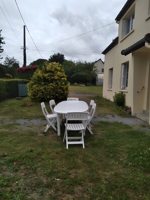 Outdoor dining - Gîte Chez Madeleine: Private Terrace, Garden, and Wi-Fi in Coutances (Coutances)