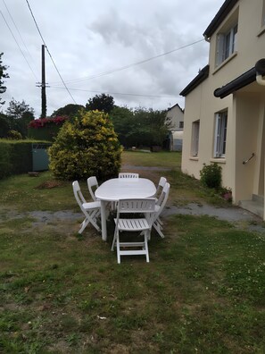 Outdoor dining - Gîte Chez Madeleine: Private Terrace, Garden, and Wi-Fi in Coutances (Coutances)