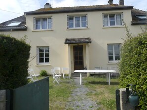 Outdoor dining - Gîte Chez Madeleine: Private Terrace, Garden, and Wi-Fi in Coutances (Coutances)