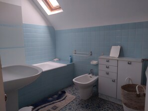 Bathroom - Gîte Chez Madeleine: Private Terrace, Garden, and Wi-Fi in Coutances (Coutances)