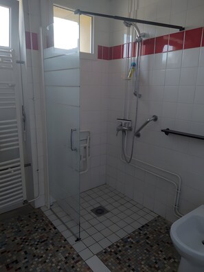 Shower, towels - Gîte Chez Madeleine: Private Terrace, Garden, and Wi-Fi in Coutances (Coutances)