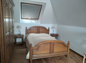 4 bedrooms, iron/ironing board, WiFi, bed sheets - Gîte Chez Madeleine: Private Terrace, Garden, and Wi-Fi in Coutances (Coutances)