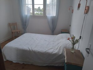 4 bedrooms, iron/ironing board, WiFi, bed sheets - Gîte Chez Madeleine: Private Terrace, Garden, and Wi-Fi in Coutances (Coutances)