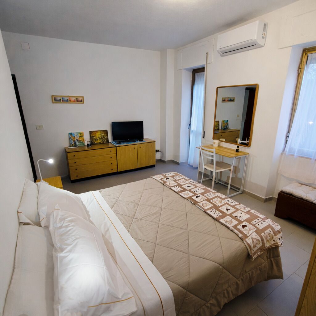 1 bedroom, bed sheets
