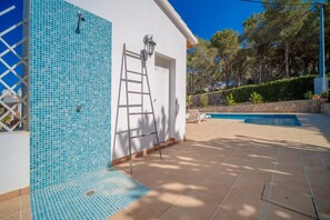 Pool - Casa Romántica Jávea: Holiday Home with Mountain Views, Wi-Fi & Air Conditioning (Jávea)